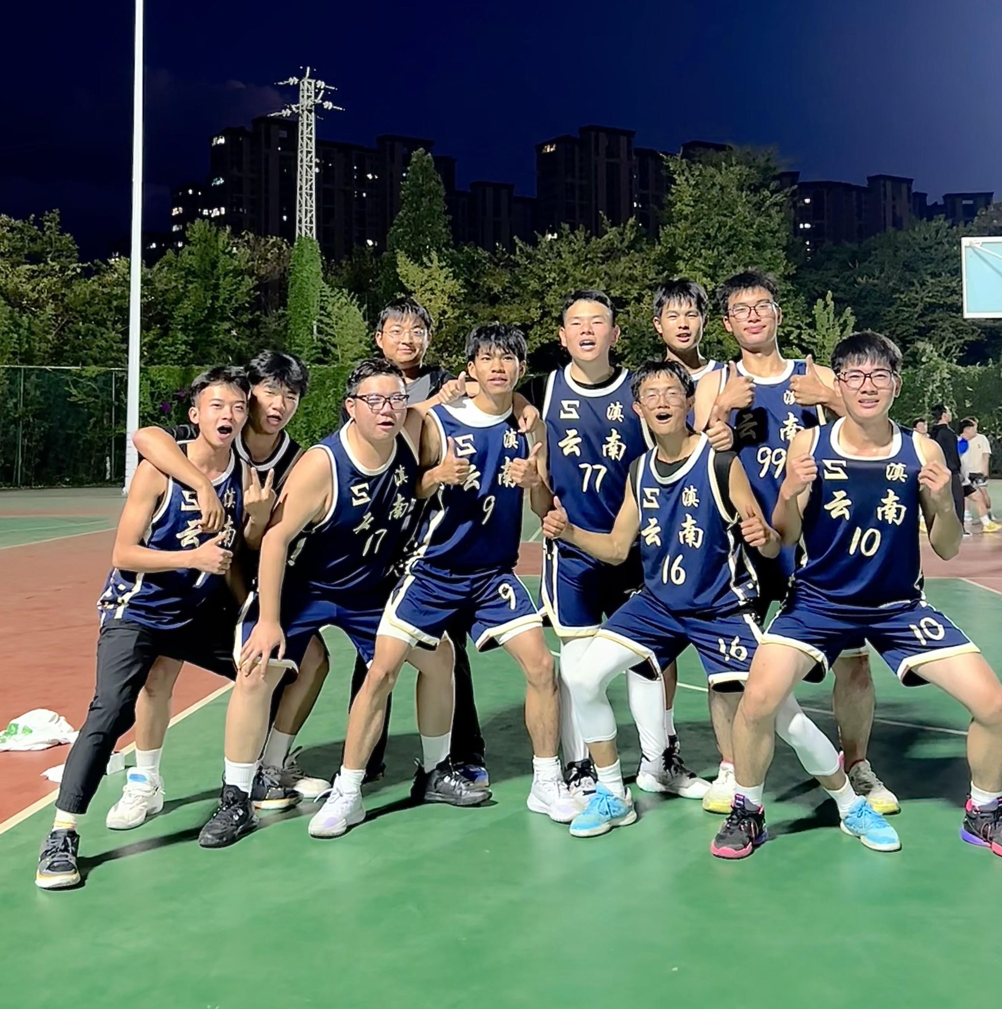 关于热门篮球联赛再度点燃热血战斗，场面激烈的信息