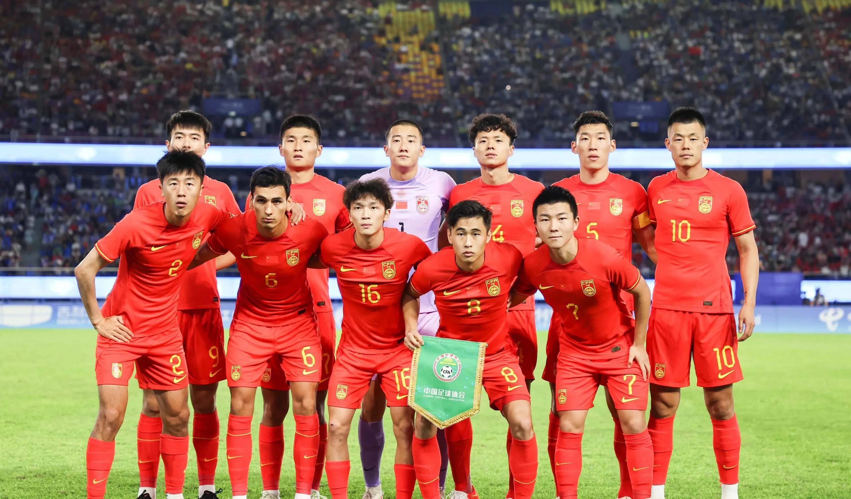 包含中国足球联赛备战新赛季，球队大将备战磨砺的词条
