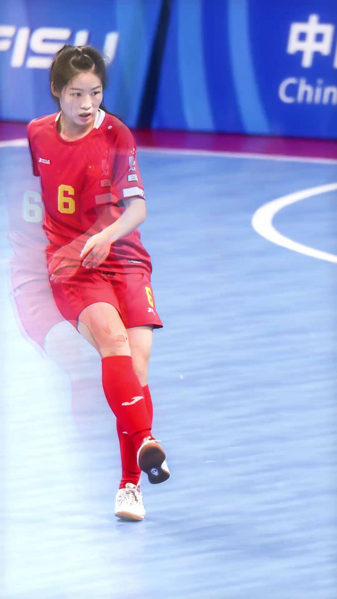 足球赛场上的烈火燃烧，风采飞扬